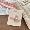 Dettaglio di un fermaglio per capelli a uccellino rosa con ricami floreali e perle - Stile Uccello Rosa