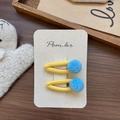 Douces barrettes à cheveux en tissu jaune avec pompons en peluche bleus, lot de deux - Paire de Barrettes Pompon