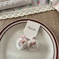 Détail d'élastiques à cheveux ours brodés avec tulle de dentelle blanche sur assiette - Élastique Cheveux Ours Brodé