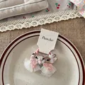 Détail de pinces à cheveux brodées animaux avec nœuds roses et paillettes sur tutu - Élastique Cheveux Lapin Brodé