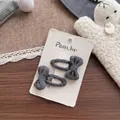 Dettaglio di fermagli per capelli a fiocco grigio a pois per bambine su cartoncino - Fiocco a Pois / Grigio