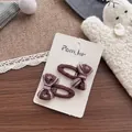 Vue détaillée de barrettes à cheveux en tissu marron faites à la main sur carte - Marron