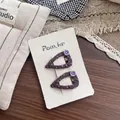 Details von zwei lila handgefertigten Stoff-Haarspangen mit Sternenmuster und Harzknöpfen - Dunkelviolettes Herz (Art: NK1634)