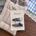 Détail de pinces à cheveux à carreaux bleus avec boutons blancs et nœuds en tissu - Ensemble Pince à Cheveux Nœud Bouton Goutte