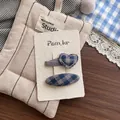 Détail de barrettes à cheveux en tissu écossais bleu et gris de formes cœur et ovale - Ensemble Pince à Cheveux Tissu Forme Cœur