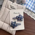 Détail de barrettes en tissu à carreaux bleu et gris en forme d'étoile avec couture - Paire de Pinces à Cheveux Étoile
