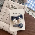 Détail de la barrette à nœud écossais bleu avec dentelle sur tissu matelassé - Ensemble Pince à Cheveux Nœud Dentelle Pois