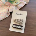 Dettaglio di set 2 fermagli per capelli in tessuto a quadri marroni e pizzo su carta - Triangolo Scozzese Beige