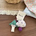 Dettaglio di accessori per capelli a forma di fungo in tessuto con pizzo bianco - Set Elastici per Capelli Ombrello e Fungo
