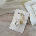 Dettaglio di due fermagli per capelli carini con ricamo a papera e fiocco su carta - Stile Fiocco di Anatra