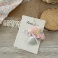 Detailaufnahme der Pilz-Haarklammer mit Perlenstickerei auf weißer Canvas-Karte - Rosa Pilz Haarklammer