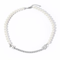 Collier hip-hop en acier titane avec perles blanches et pendentif lettre 2001 - Collier Perle Lettre M 55cm+5cm Chaîne d'Extension
