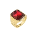 Primer plano de un anillo hip hop para hombre con circón rojo y baño de oro - US 7 / Oro Rubí
