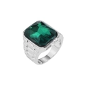 Primer plano de una piedra rectangular verde en un anillo plateado con relieve lateral - US 7 / Piedra Verde Plateado