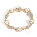 Dettaglio macro del bracciale dorato con perle bianche e pavé di zirconi scintillanti - 7 pollici (Bracciale 18 cm) / Oro