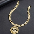 Dettaglio della catena cubana hip hop con un grande ciondolo rotondo con segno del dollaro - Collana (Ciondolo E Catena Cubana) / Stile Oro