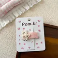 Detailansicht der rosa Haarspange mit gestickter Katze auf Spitzenblumenbasis - Katze Stickerei Quadratische Haarklammer