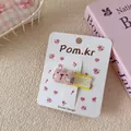 Detalle de una pinza para el pelo de gato a rayas rosas con encaje amarillo en tarjeta - Estilo Pinza / Pinza de Pelo de Gato Rosa