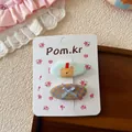 Detail von Kinder-Haarspangen im koreanischen Stil mit Bär und karierter Schleife - Blaue Bären-Haarspangen