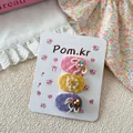 Macro-opname van de 3-delige set stoffen haarclips met gehaakte bloemen en kralen - Pink Yellow Purple