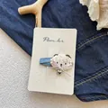 Bestickte Bären-Haarspange mit rosa Schleife und Herzanhänger auf blauem Denim - Schaf mit Fliege