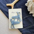Zwei blaue Denim-Haarspangen mit gelben Nähten für Mädchen und Kinder - Hellblaue Schleife