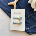 Haarklammern aus blauem Denim mit weißer Häkelspitze und gelben Karo-Knöpfen für Mädchen - Sonnenblumen-Spitze