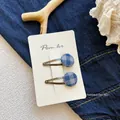 Set aus zwei Vintage-Haarspangen aus Bronze mit marineblauem Karomuster für Mädchen - Karierter Knopf