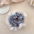 Dettaglio dell'elastico floreale blu polvere con pizzo bianco e motivo a margherite - Floreale Blu