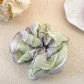 Détail du chouchou floral en organza avec dégradé de tons vert pastel et violet - Chouchou Fleur Plissé Violet Vert