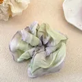 Detail van bloemen organza haarelastiekje met zachte groene en paarse pasteltinten - Paars Groen Geplooide Bloem Scrunchie