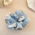 Detailopname van een lichtblauwe gestreepte chiffon scrunchie voor het haar - Zilver Blauw Geplooide Bloem Scrunchie