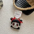Détail d'un élastique en peluche avec broderie d'yeux rouges et nœud sur carte - Élastique à cheveux personnage