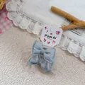 Dettaglio dell'elastico per capelli in denim blu con pizzo bianco su cartoncino - Blu
