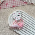 Dettagli di elastici per capelli in pizzo rosa con perle su vassoio decorativo - Stile Pompon Pesce