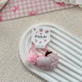 Dettaglio di elastico per capelli rosa stile coreano con ricamo mela e pompon morbido - Stile Pompon Mela
