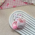 Dettaglio di elastici per capelli a coniglio rosa con fiori in pizzo su cartoncino - Elastico per Capelli Coniglio con Pompon
