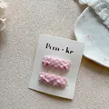 Dettaglio di fermagli per capelli a quadretti rosa fatti a mano con piccoli fiocchi - Fermaglio Fiocco A Quadri Quadrati
