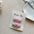 Nahaufnahme von handgefertigten rosa karierten Haarspangen mit kleinen Schleifen - Quadratische Karierte Schleife Haarspange