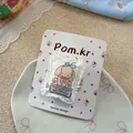 Gros plan d'une pince à cheveux en tissu chien mignon sur carte florale et fond en dentelle - Barrette Oreiller Lapin Bleu