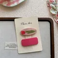Détail de la broderie de tulipes florales et lot de barrettes à cheveux en tissu - Pince Fleur Unique Ovale