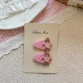 Détail de barrettes à cheveux ours brodés rose pour filles sur carte de présentation - Barrette Ours Rose