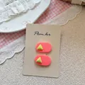 Vue détaillée de barrettes à fleurs en tissu rose pour filles sur carte de support - Barrettes Triangle Ovale Orange Vif
