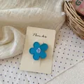 Vista detallada de una pinza para el cabello de flor azul Morandi en tarjeta mate - Pinza de Flor Azul Claro