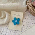 Vista detallada de una pinza para el cabello de flor azul Morandi en tarjeta mate - Pinza de Flor Azul Claro