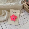 Detalle de la horquilla de flor rosa mate con diseño floral en tarjeta expositora - Pinza de Flor Rosa