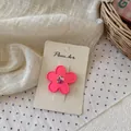 Detalle de la horquilla de flor rosa mate con diseño floral en tarjeta expositora - Pinza de Flor Rosa