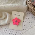 Detalle de la horquilla de flor rosa mate con diseño floral en tarjeta expositora - Pinza de Flor Rosa
