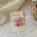Nahaufnahme von rosa Metall-Haarspangen mit Schleifen im 2er-Set auf Display-Karte - Purpurrot Metallic Band Schleife