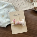 Detalle de la pinza bordada a mano de perrito con rosa rosa y encaje blanco delicado - Pinza Perro Rosa con Lunares
